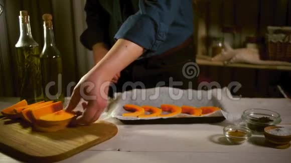 生南瓜片准备烘焙厨师把南瓜片放到烤盘里视频的预览图
