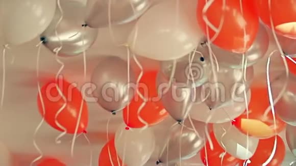 在孩子们的生日聚会上天花板上挂满氦气的彩色气球视频的预览图