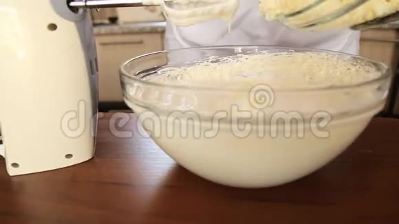 厨师用灰色盘子倒奶油视频的预览图