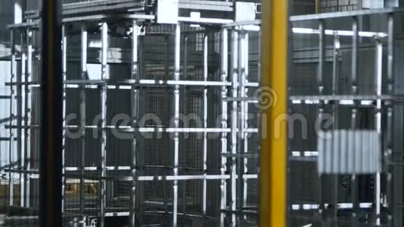 摄像机显示金属中间散装集装箱框架视频的预览图