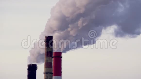 欧洲一家煤炭发电设施排放的污染烟雾和蒸汽污染视频的预览图