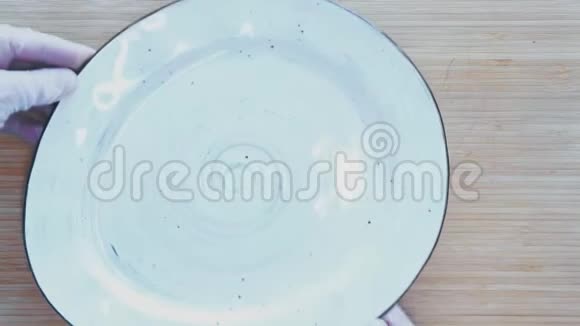 厨师把沙拉放在盘子里顶部视图视频的预览图