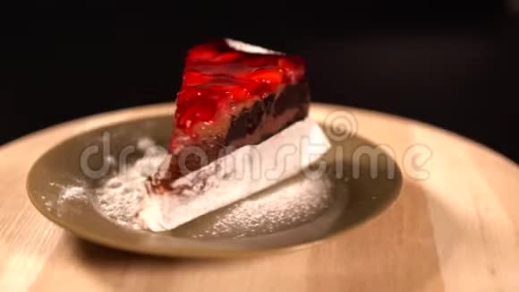 一块分层巧克力蛋糕上面有水果视频的预览图