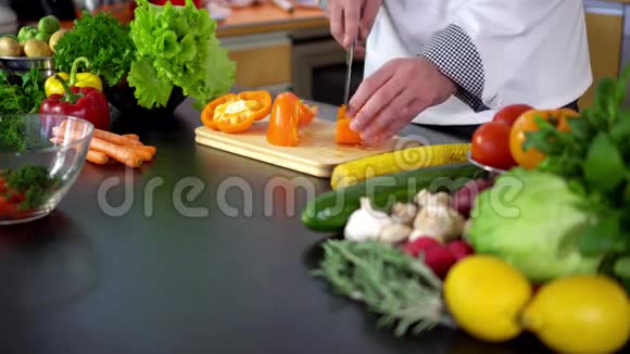 蔬菜沙拉厨师在厨房上切辣椒视频的预览图