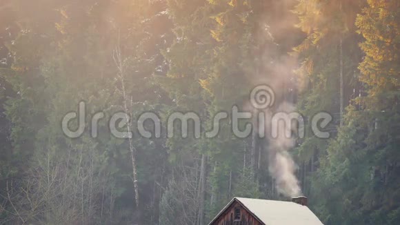 冬季从木屋冒出来的烟视频的预览图