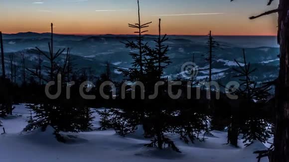 山脉冬季日出时间间隔4K视频的预览图