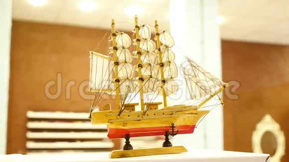 旧的木制模型船视频的预览图