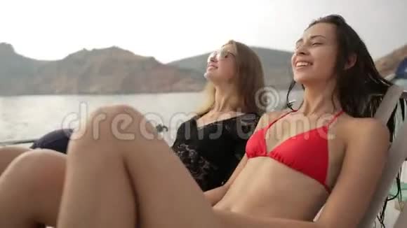 两个迷人的年轻女子在游艇上放松视频的预览图