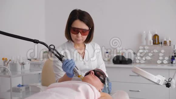 美容临床中使用激光进行面部治疗的安全眼镜美容师视频的预览图