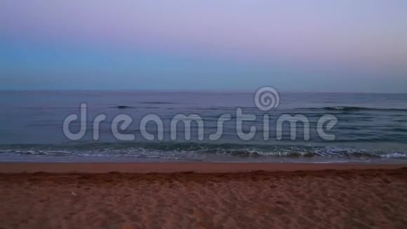 宁静的黄昏海浪在沙质海岸视频的预览图