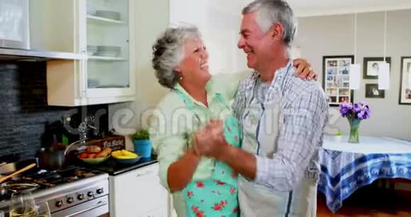 浪漫的高级夫妻在厨房跳舞视频的预览图