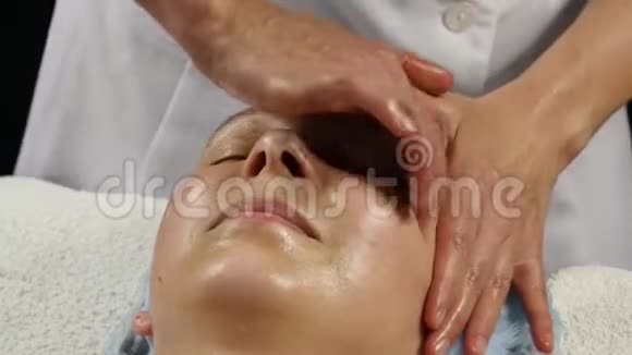 在SpaSaton进行塑料面部按摩妇女享受专业按摩治疗师的服务4K视频的预览图