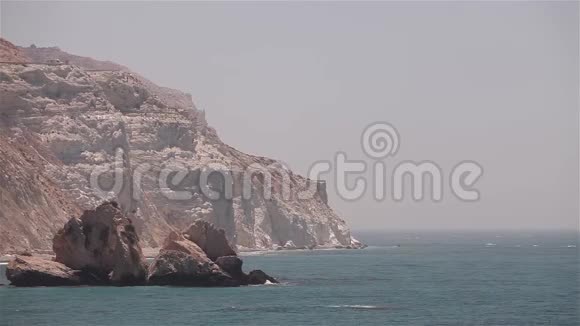 这座山流入大海海岸有岩石蓝天沙滩海浪希腊塞浦路斯游泳池视频的预览图