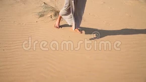 人类赤脚走过沙漠视频的预览图
