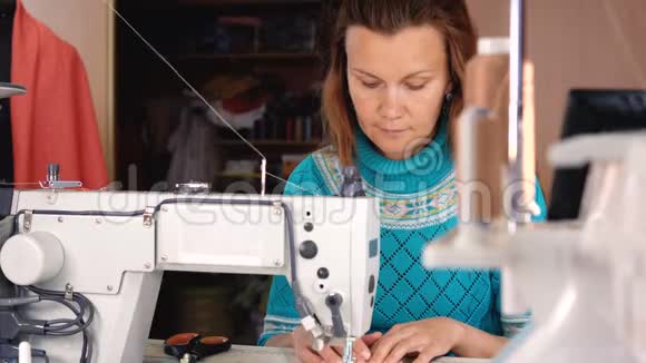 女裁缝缝在一台工业缝纫机上视频的预览图