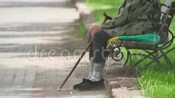 在公园里坐着拐杖的无家可归的贫困残疾人俄罗斯的贫困概念视频的预览图