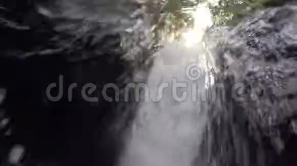在岩石之间缓慢流动着干净的新鲜山河1920x1080视频的预览图