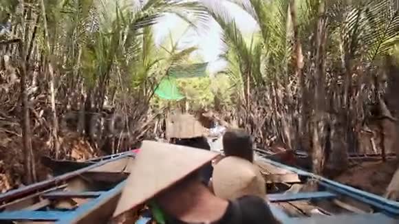 游客在湄公河三角洲上乘船游览越南视频的预览图
