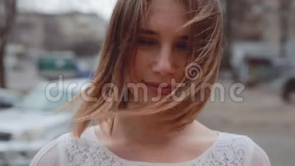 风吹女头发的特写肖像视频的预览图