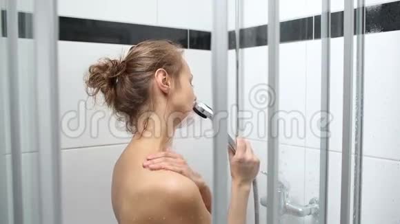 女人在洗澡视频的预览图