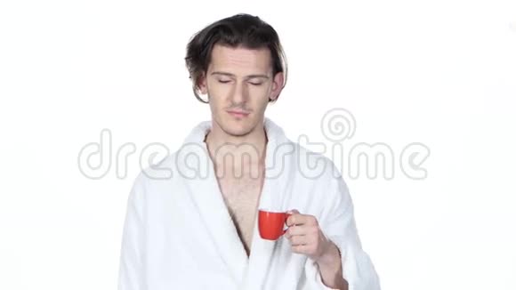 男人打哈欠梳头喝咖啡白色背景视频的预览图