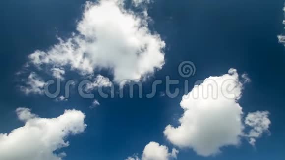 惊人的稳定时间间隔4k云景拍摄的白色蓬松云缓慢移动在晴朗的深蓝天在白天时间视频的预览图