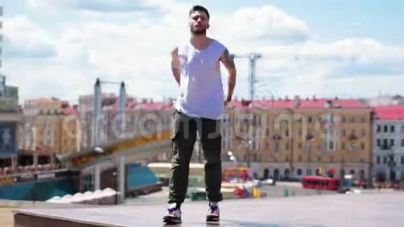 年轻时尚男子自由式舞蹈在市中心的顶端视频的预览图
