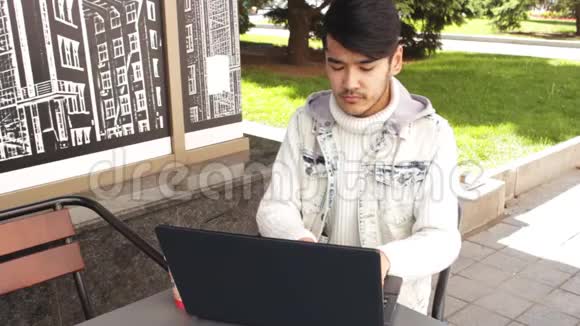 自由职业者在笔记本电脑咖啡馆工作视频的预览图