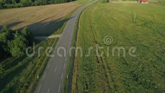 在田野里飞过马路视频的预览图