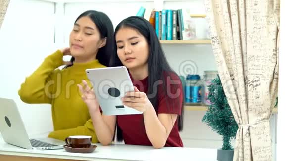 亚洲美女聊天玩平板电脑视频的预览图
