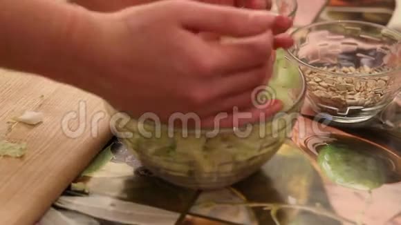 沙拉放在沙拉碗里视频的预览图
