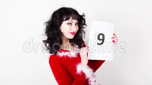 穿红色外套的年轻漂亮的女人拿着一张有数字的纸最后倒数视频的预览图