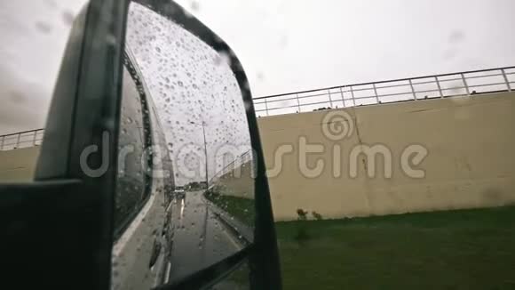 从后视镜驾驶汽车道路风暴公路雨滴慢速行驶的雨水交通视频的预览图