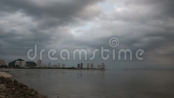 低潮时海湾边缘的城市景观视频的预览图
