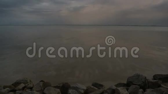 低潮时海湾边缘的城市景观视频的预览图