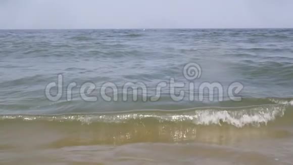巨大的波浪撞击在石滩上视频的预览图