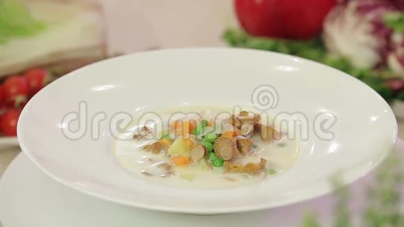 蘑菇汤配蔬菜视频的预览图
