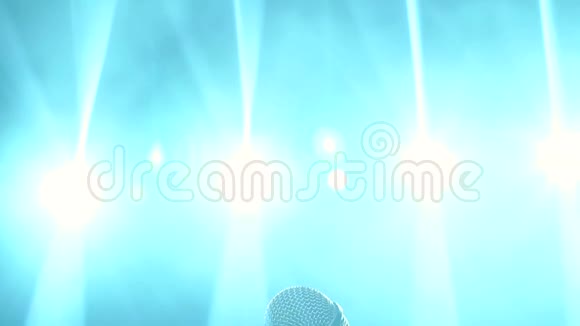 舞台上配备明亮聚光灯的音乐会麦克风视频的预览图