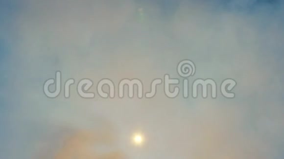 在太阳和天空上抽烟抽象概念视频的预览图