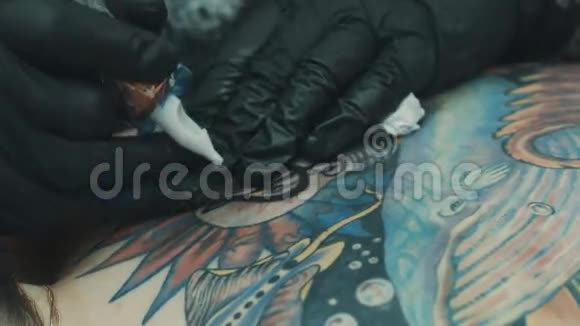 纹身师在女孩背上做纹身视频的预览图