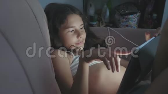 小女孩晚上用平板电脑女孩青少年在网上玩游戏社交生活方式媒体女孩和平板电脑视频的预览图