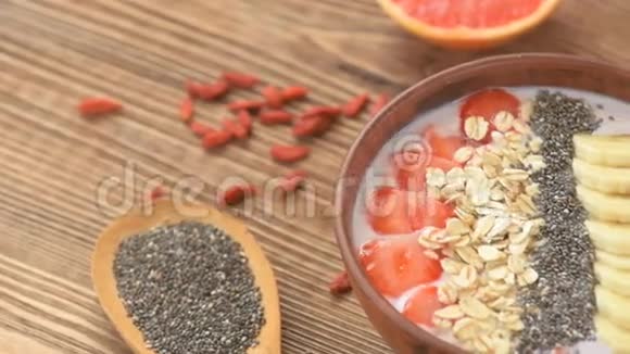 自制早餐新鲜冰沙和水果和种子视频的预览图