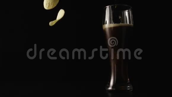 超级慢杯黑啤酒加薯条视频的预览图