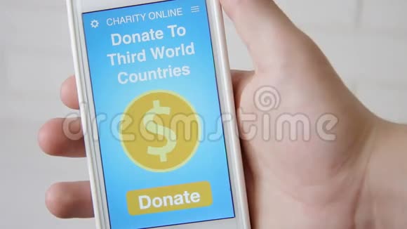 利用智能手机上的慈善应用程序向第三世界国家提供在线捐赠的人视频的预览图