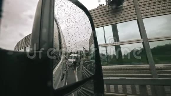 从后视镜驾驶汽车道路风暴公路雨滴慢速行驶的雨水交通视频的预览图