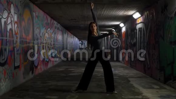 现代舞蹈在地下通道中的位置视频的预览图