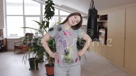 怀孕的年轻妇女在所有四个位置锻炼期间产前在瑜伽垫西班牙裔孕妇视频的预览图