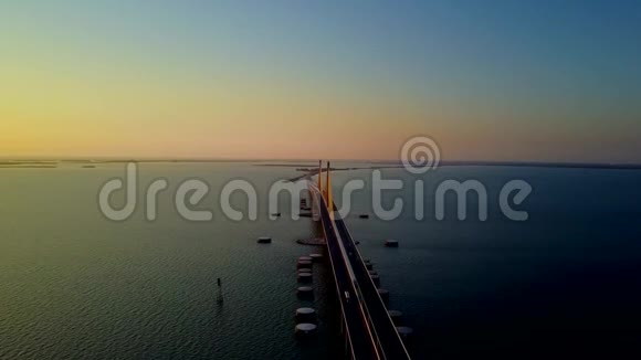 巨大的高速公路钢桥横洋在寒冷的黄昏夕阳下海景美丽的4k空中无人机全景拍摄视频的预览图