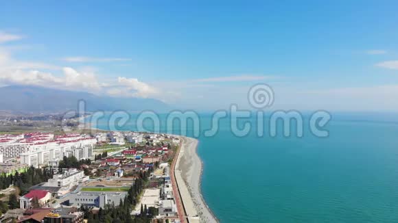 阿德勒索契海滩城镇和山脉的空中景观横跨俄罗斯海岸线的海滨码头视频的预览图