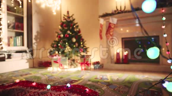 为圣诞节装饰的房间视频的预览图